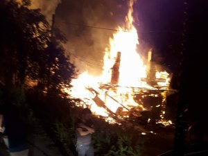Kastamonu’da iki katlı ahşap bina yangında küle döndü
