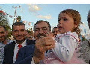 Bakan Eroğlu, iftarını vatandaşlarla birlikte yaptı