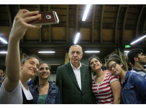 Cumhurbaşkanı Erdoğan, Merkezefendi Şehir Kütüphanesini ziyaret etti