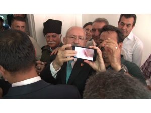 Kılıçdaroğlu’nun selfie çekme mücadelesi
