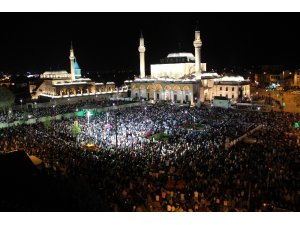 Kadir Gecesi’nde Mevlana Meydanı’nda binler buluştu
