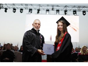 Öğrenciler uzun bir maraton sonrası diplomalarını aldılar