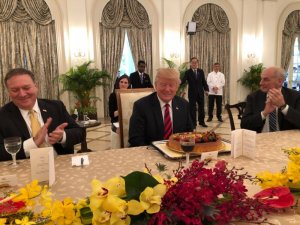 Trump tarihi zirve öncesi Singapur Başbakanıyla görüştü