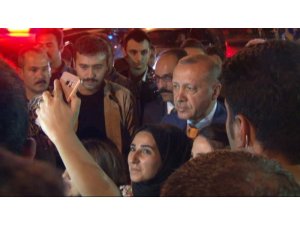 Cumhurbaşkanı Erdoğan TGRT Haber yayını sonrası vatandaşlarla fotoğraf çekildi