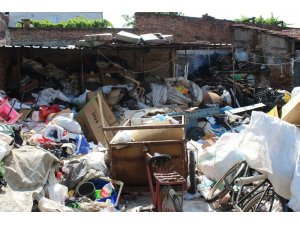 Çöp ev Nazilli Belediyesi ekipleri tarafından temizlendi