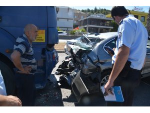 İzmir’de kamyon ile otomobil çarpıştı: 3 yaralı