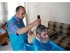 Bayram öncesi yaşlılara tıraş hizmeti