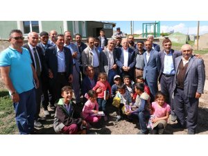 Başkan Sekmen Karayazı’da Ak yatırımları anlattı