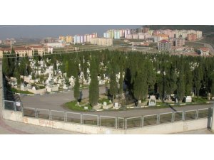Gebze’de mezarlıklar bayrama hazır