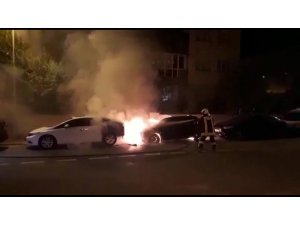 Park halindeki 2 otomobil alev alev yandı