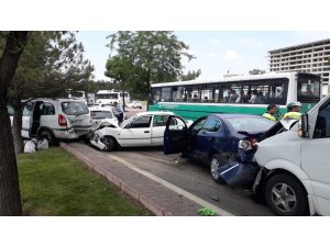Kayseri’deki zincirleme trafik kazasında 8 araç birbirine girdi