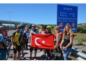Türk bayrağı Sinoplu bisikletçilere emanet edildi