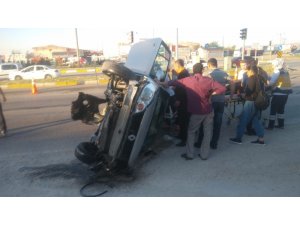 Otomobil, trafik levhalarına çarptı: 5 yaralı