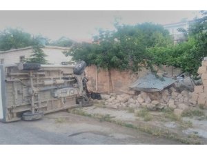 Hafif ticari araç bahçe duvarına çarptı : 4 yaralı