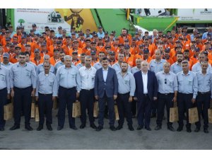 Başkan Fadıloğlu, temizlik personelleriyle bayramlaştı