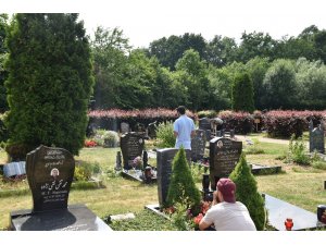 Almanya’daki Türkler Arife günü mezarlıkları ziyaret etti