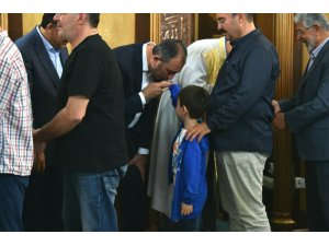 Adalet Bakanı Gül, Bayram namazını Enes Bin Malik Cami’nde kıldı