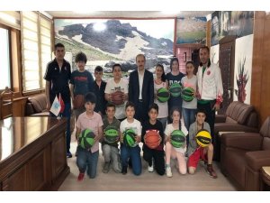 Başkan Epcim 100 çocuğu sevindirdi