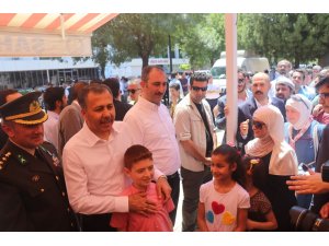Gaziantep protokolü cuma namazı sonrasında halkla bayramlaştı