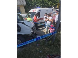 İstanbul’da kontrolden çıkan minibüs genç kızı ezdi