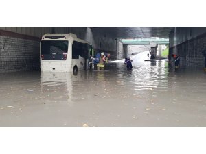 Bakırköy İncirli köprüsü altında içerisinde yolcu olan bir minibüs ve kamyon, biriken yağmur suları nedeniyle mahsur kaldı. İtfaiye ekipleri mahsur kalan yolcuları sırtına alarak minibüsten çıkarttı. İtfaiyenin çalışmaları s