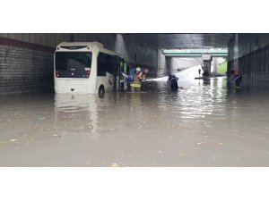 Minibüs suda mahsur kaldı, itfaiye ekipleri yolcuları sırtında taşıdı