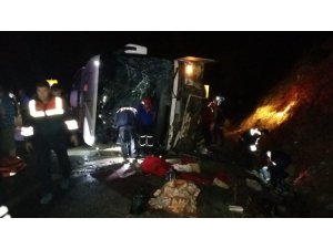 Karaman-Mut Karayolu Sertavul geçidinde bir yolcu otobüsünün devrilmesi sonucu ilk belirlemelere göre, 5 kişi öldü, çok sayıda kişi yaralandı. Olay yerine çok sayıda ambulans sevk edildi.
