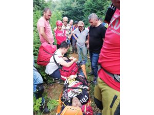 Dağlık alanda yaralanan motosikletçiyi ekipler kurtardı