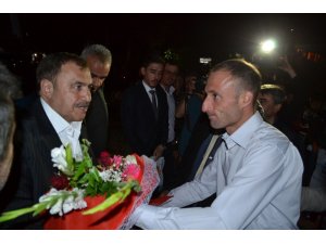 Bakan Eroğlu, Sinanpaşa’da vatandaşlarla bayramlaştı