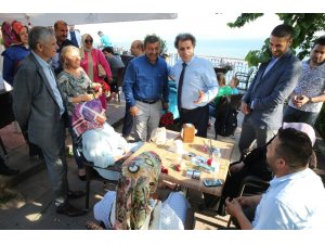 Başkan Karabacak, vatandaşlara karanfil dağıttı