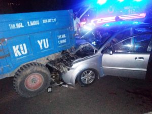 Otomobil traktör römorkuna çarptı: 5 yaralı