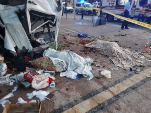 Kamyonet ile otomobil çarpıştı: 2 ölü, 6 yaralı