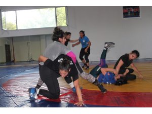 Genç kadınlar güreş Milli takımı Yalova’da kampa girdi