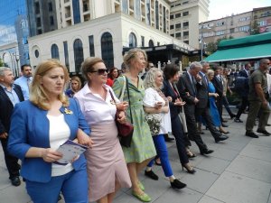 Kosova Savaşında cinsel istismara uğrayan kadınlara destek yürüyüşü