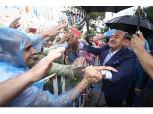 Bakan Çavuşoğlu, Burdur’da yağmur ve doluya yakalandı