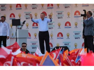 Erdoğan: "Sandığın rengi belli olunca çamura yatmaya başlıyorlar"