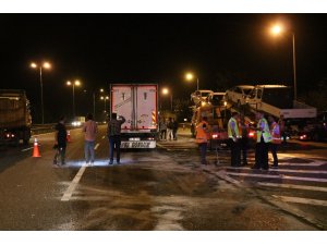 TEM’de iki kamyon çarpıştı: 1 yaralı