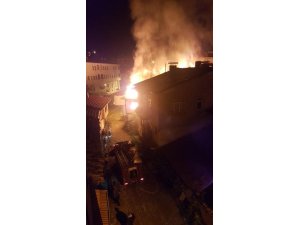 Şaphane’deki yangında 2 katlı ahşap bina kül oldu