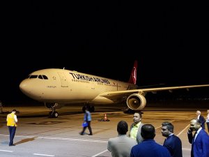 Yurtdışında toplam 60 ülkede kullanılan oyları taşıyan kargo uçağı Türkiye’ye geldi, Ankara Esenboğa Havalimanı’na iniş yaptı.