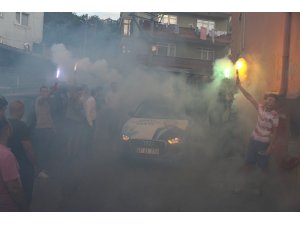 AK Parti’ye Yeşil Mahalle’de konfetili, meşaleli karşılama