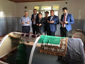 Bakan Arslan Hacı Kağızman türbesini ziyaret ederek dua etti