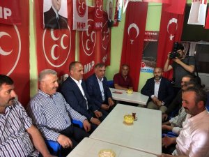 Bakan Arslan MHP seçim bürosunu ziyaret etti