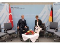 Bakan Akar, Almanya Savunma Bakanı Karrenbauer ile telefonda görüştü
