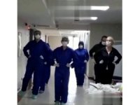 Koronavirüsten iyileşen hastaları penguen dansı ile uğurladılar
