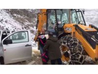 Siirt’te karla kaplı yollarda ekipler, 8 aylık bebek için seferber oldu