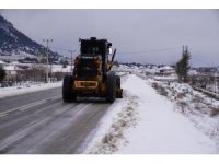 Seydikemer’de karla kaplı yollar ulaşıma açıldı