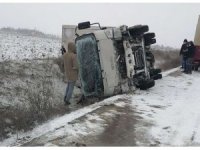 Buzlu yolda kontrolden çıkan kamyonet devrildi, 2 kişi yaralandı
