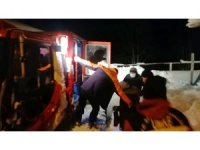 Kar kalınlığının 1,5 metreyi bulduğu köyde mahsur kalan hasta paletli kar aracıyla hastaneye ulaştırıldı