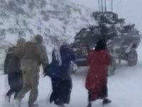 Şırnak’ta jandarma ekipleri kirpi ve kobralarla kar mağduru 150 vatandaşı güvenli bölgeye çıkarttı
