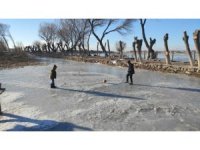 Buz tutan göletin üzerinde top oynadılar